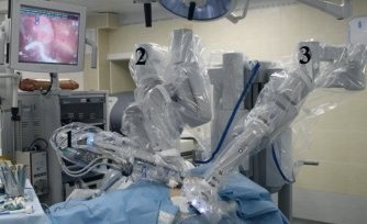 Расположение консоли пациента у операционного стола при роботической операции